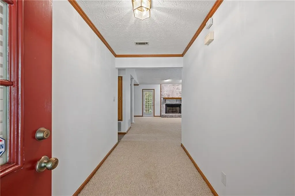 3 bed, 2.0 bath, 2604 sqft, $1,700 — Photo 2