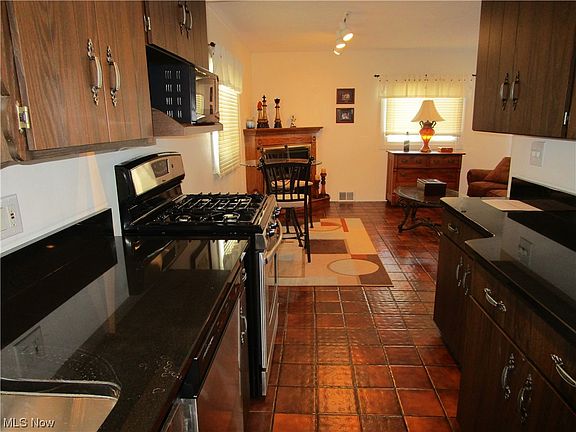 4th image of 30075 Truman Ave