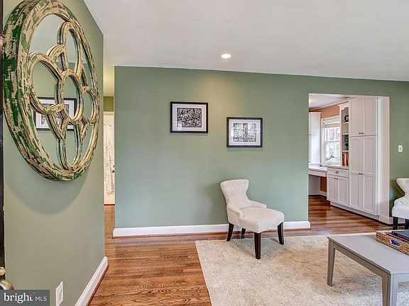 3rd image of 10231 Parkwood Dr