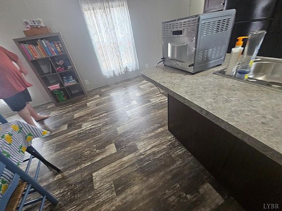 4th image of 415 Plum Branch Rd