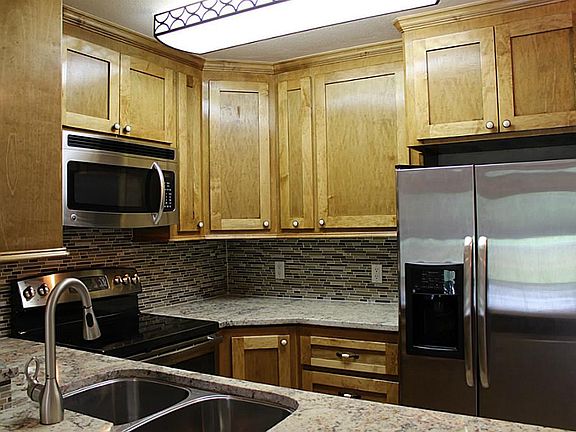 Granite counters, glass back splash, stainless appliances, pull out faucet sprayer