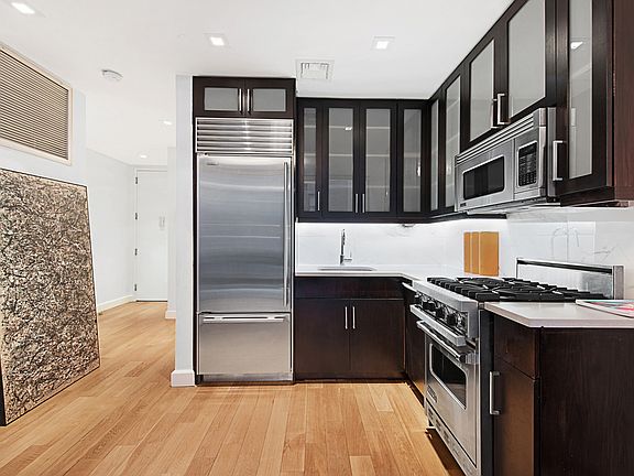 4th image of 343 W 16th St APT 2R