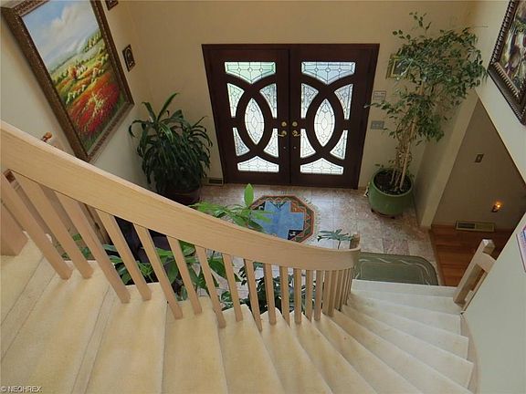 3rd image of 27941 Hilliard Blvd