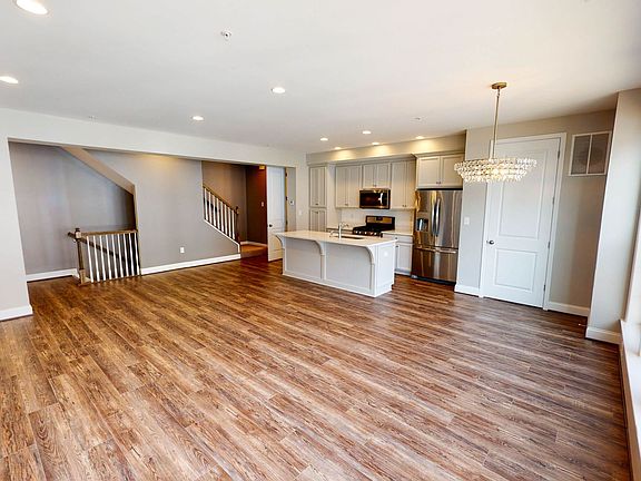4th image of 311 Parade St