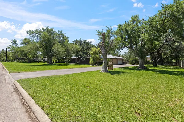 816 Country Club Dr — Photo 4