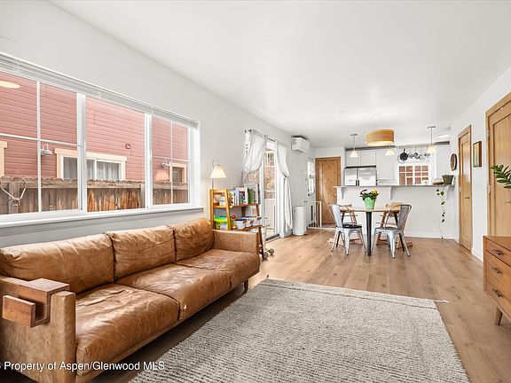 4th image of 313 W 8th Pl