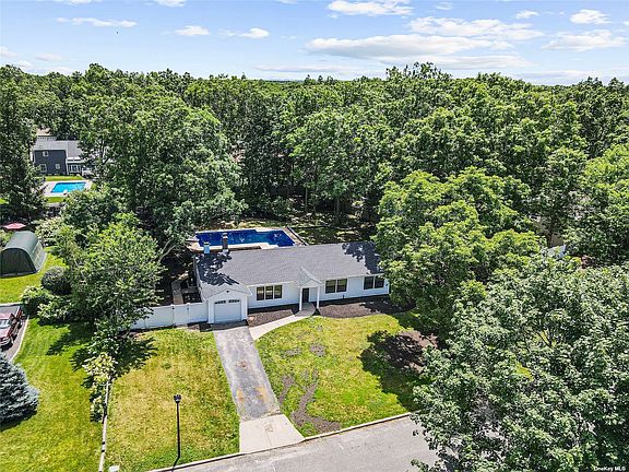 4th image of 30 Falmouth Dr