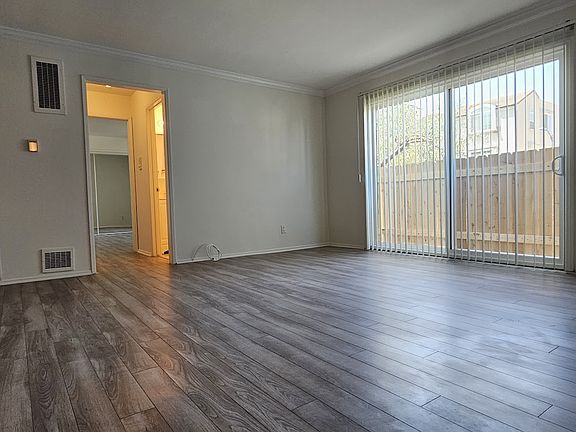 4th image of 1610 Granville Ave #18