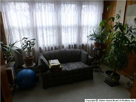 4th image of 158 Decker Ave