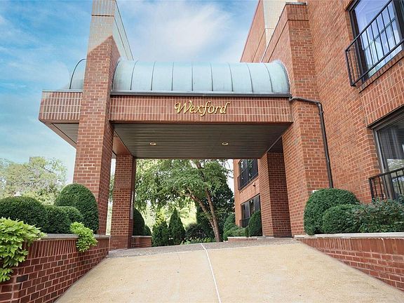 2nd image of 4540 Laclede Ave APT 108