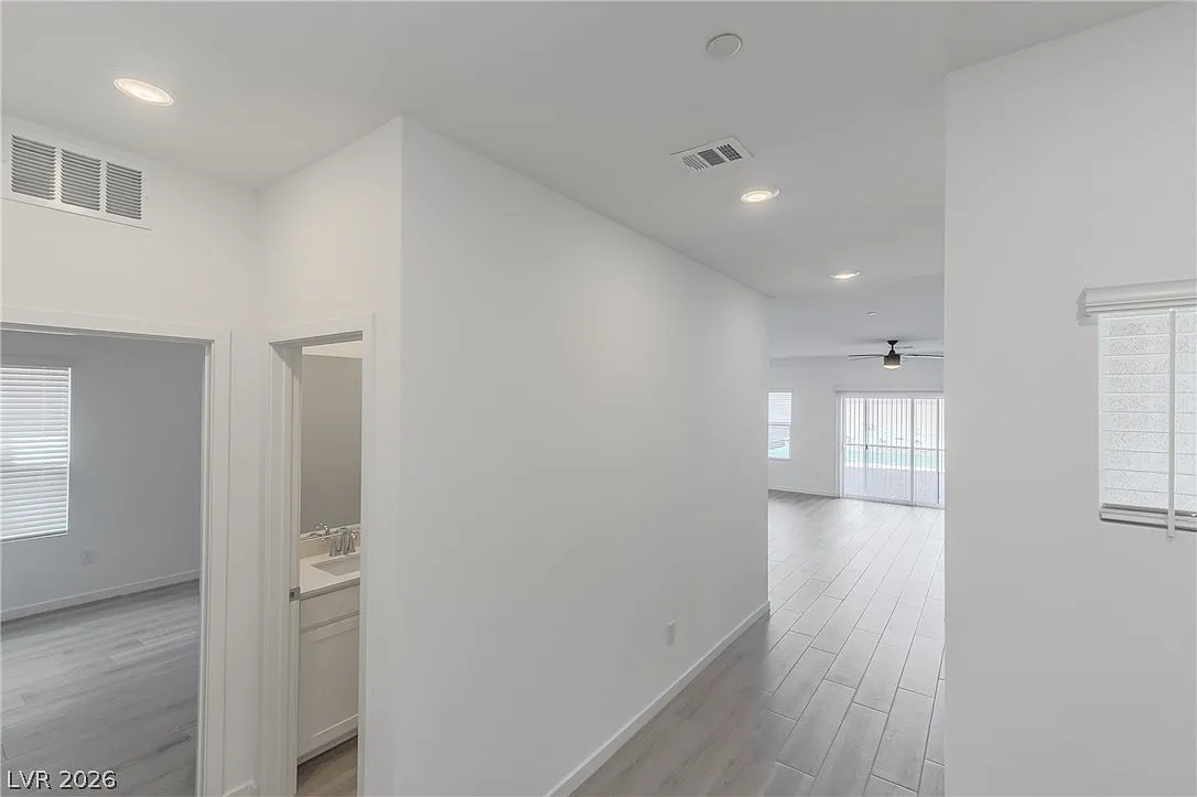 4 bed, 4.0 bath, 2405 sqft, $2,700 — Photo 4