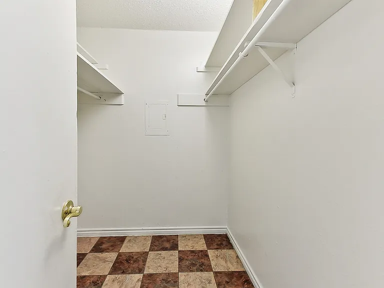 Townshires Apartments — Photo 13