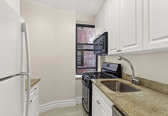 4th image of 110 Bennett Ave APT 3D