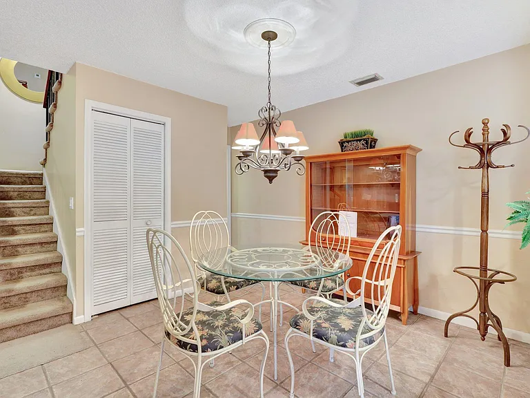 1558 Shaker Cir — Photo 11
