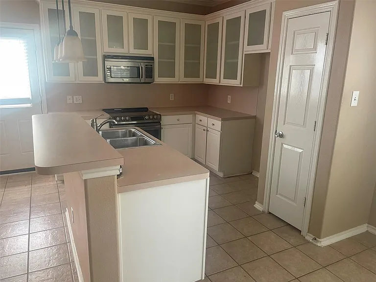 5815 Vinemont Ln — Photo 3