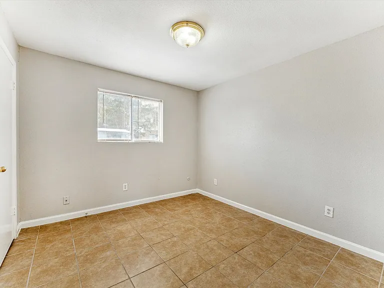 1916 Upland Dr — Photo 8
