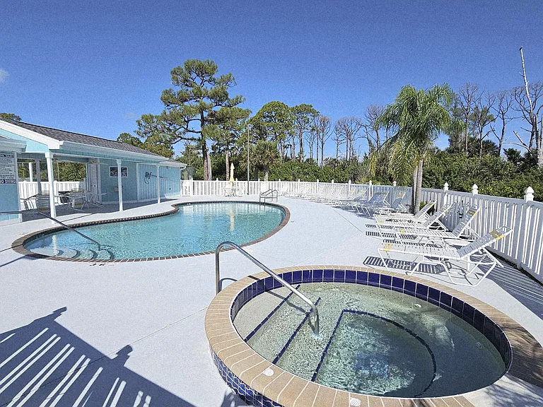 Heated pool-jacuzzi