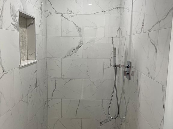 4th image of 50 Westhampton Dr