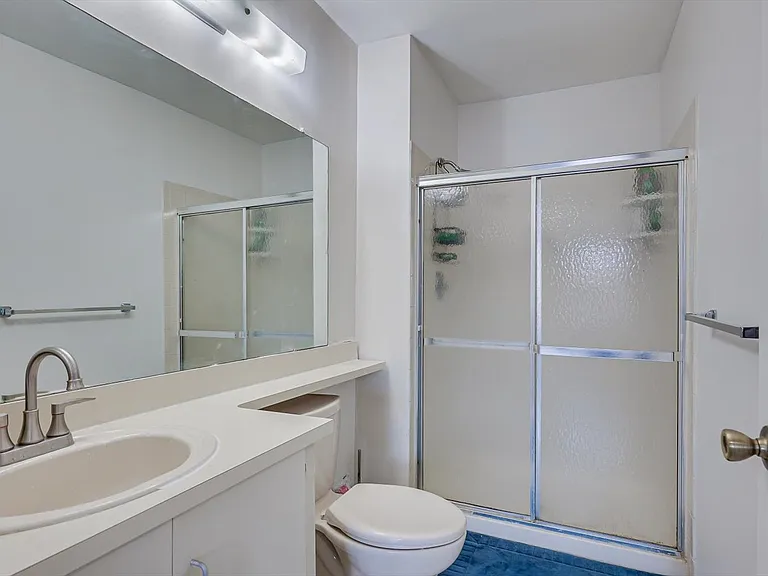 409 Lancaster Ct — Photo 16