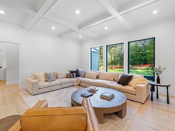 3rd image of 92 Hill St