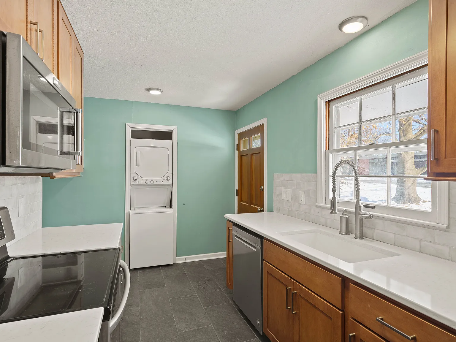 4 bed, 2.5 bath, 2397 sqft, $2,200 — Photo 4