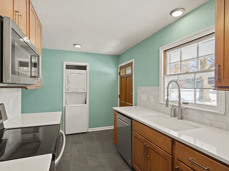 2218 Bluff Blvd — Photo 4
