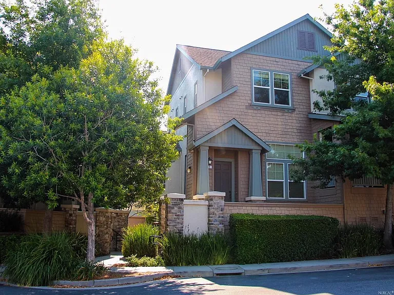 62 Almond Ct — Photo 1