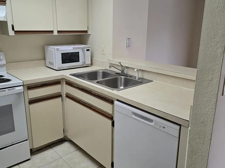 1520 SE Royal Green Cir #K203 — Photo 5
