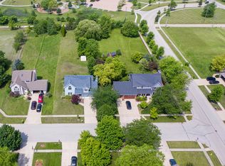 103 Fieldcrest Ct, Minooka, IL 60447