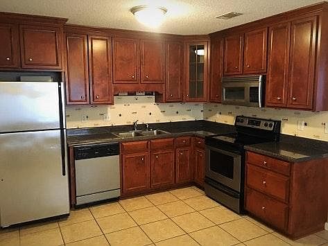 2nd image of 121 Northbrook Ct
