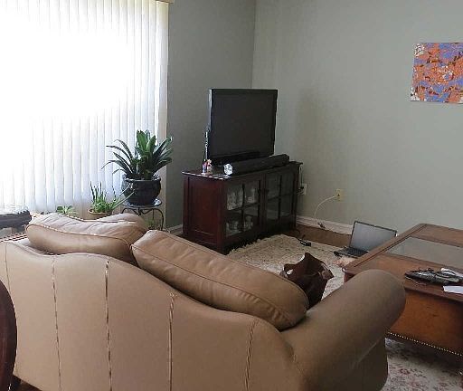 4th image of 327 Erin Ln