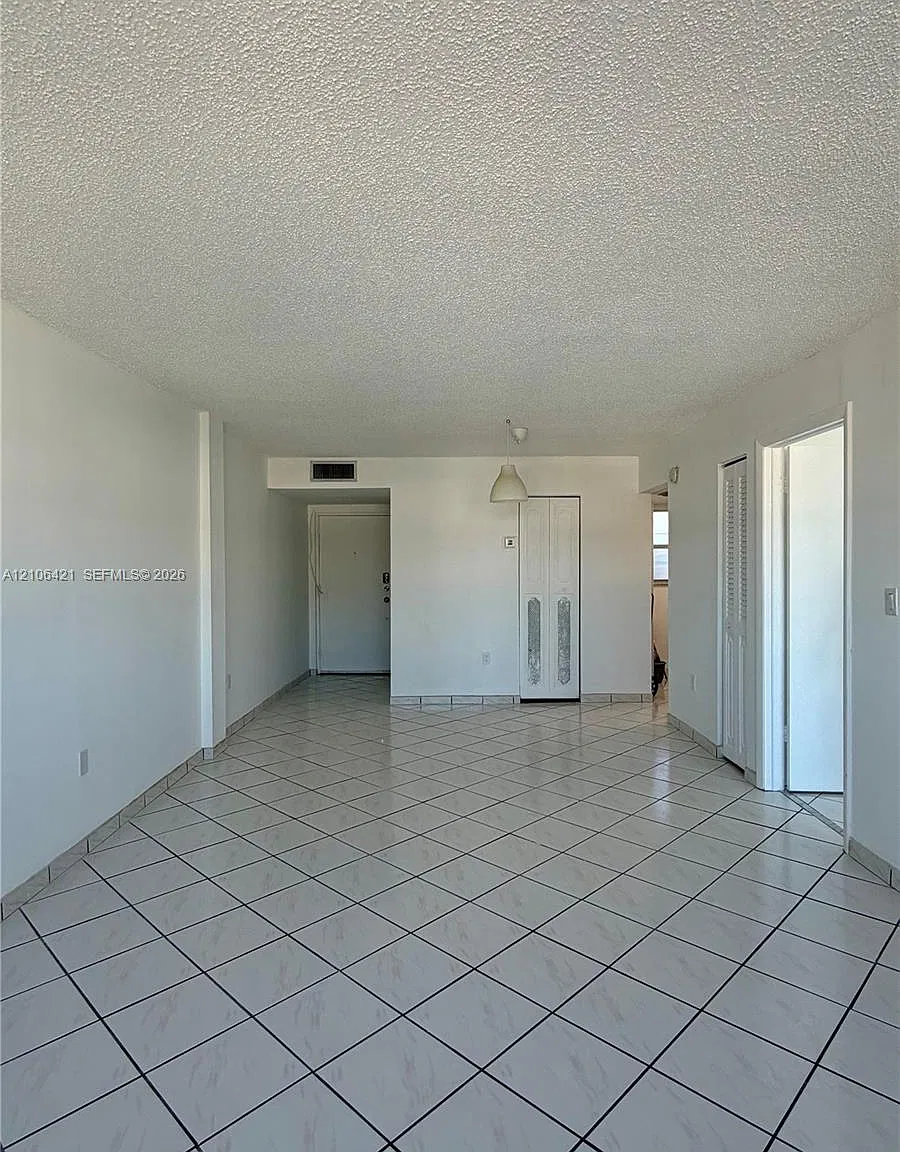 Harding Place Condo — Photo 4