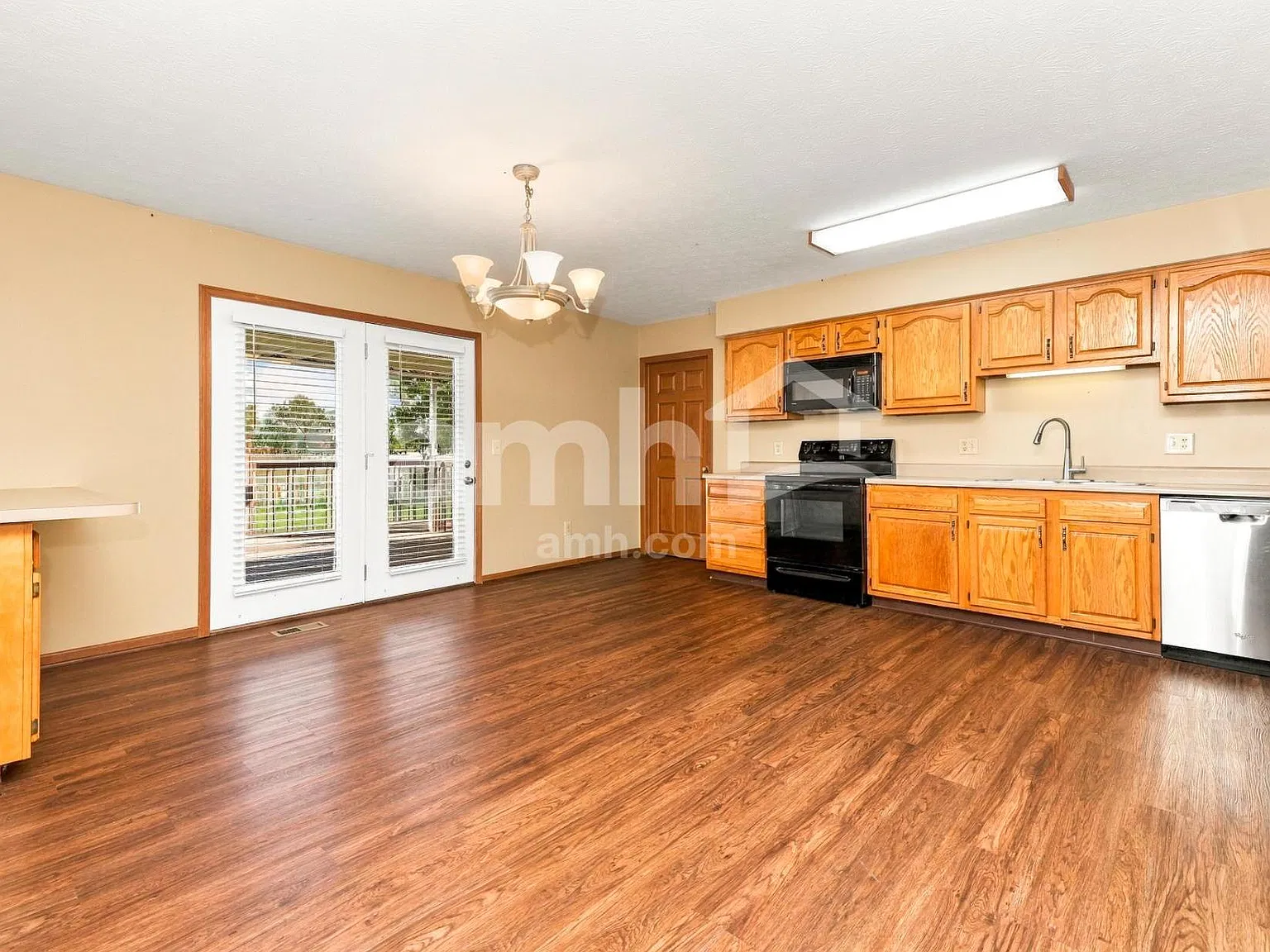 3 bed, 2.0 bath, 1688 sqft, $2,270 — Photo 4