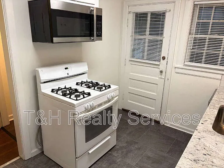 6061 N Park Ave — Photo 7
