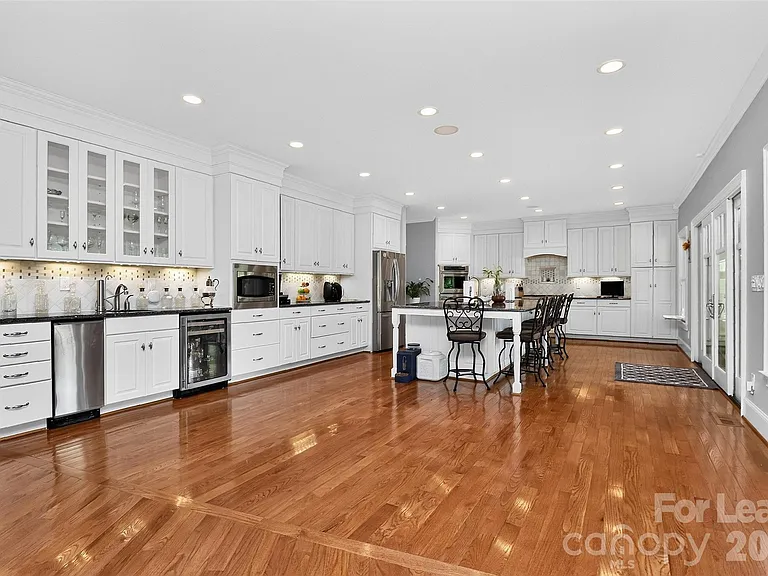 9704 Saddle Ave — Photo 5