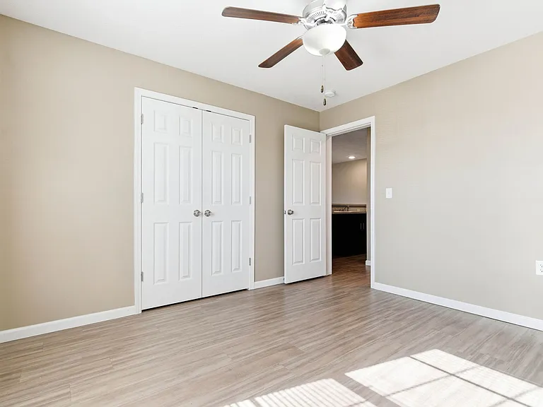 Greenbrier Apartments — Photo 92