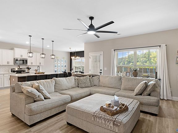 4th image of 1902 Dawn Ct SE