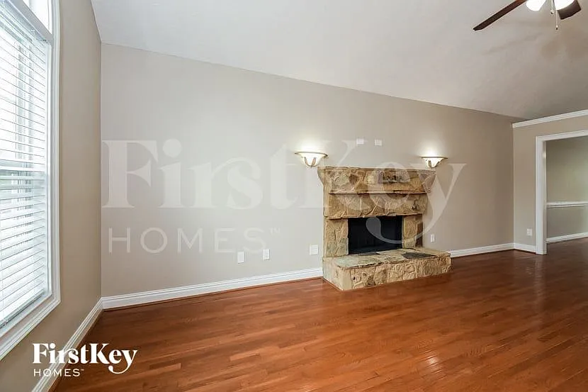 5 bed, 3.0 bath, 2318 sqft, $3,135 — Photo 3