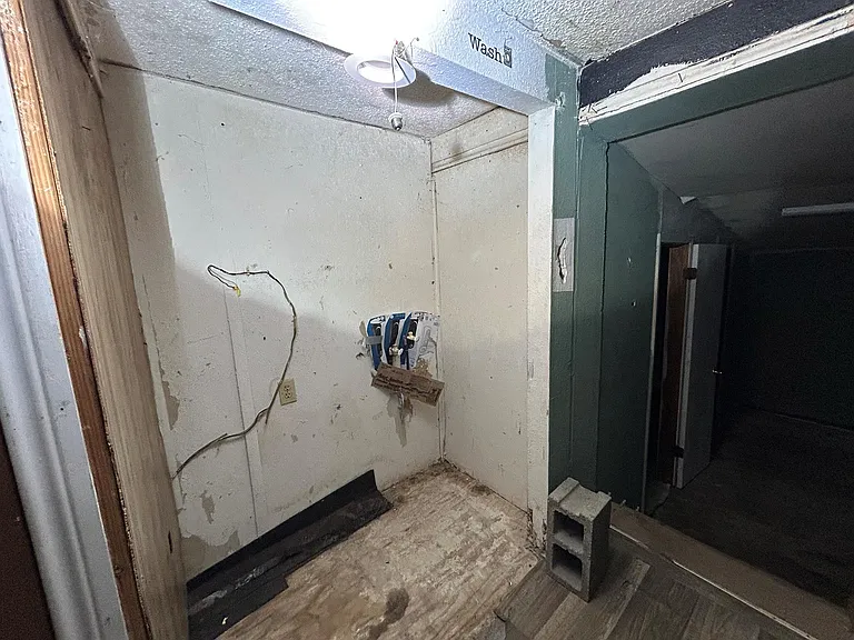 221 S Central Ave — Photo 28