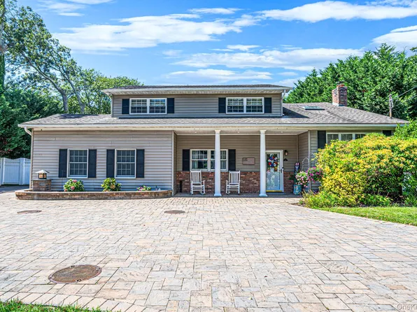 136 Vanderbilt Boulevard, Oakdale, NY 11769