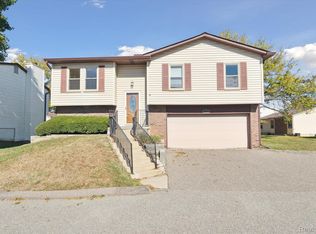 2897 Roundtree Dr, Troy, MI 48083