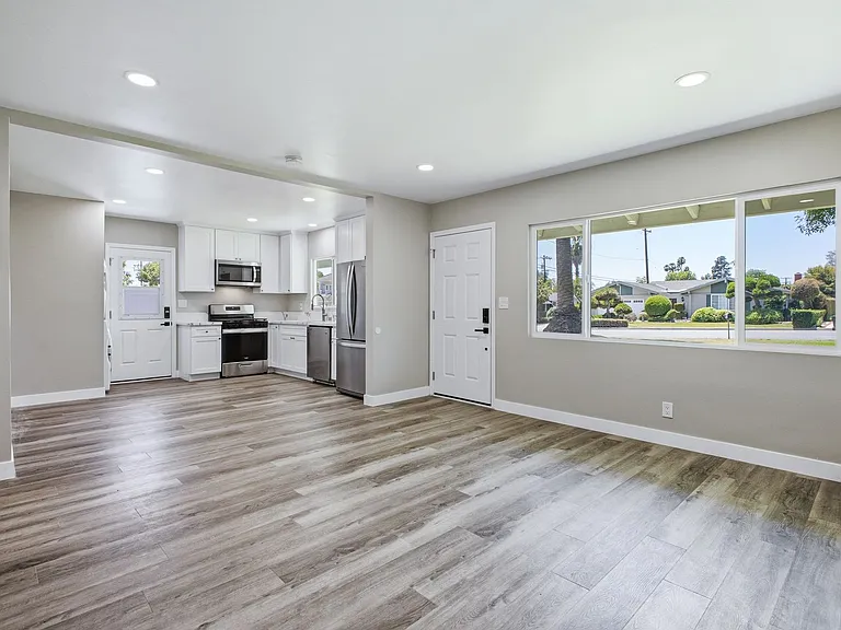 1076 El Campo Dr — Photo 2
