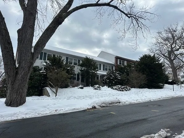 153 Round Hill Rd, Northampton, MA 01060