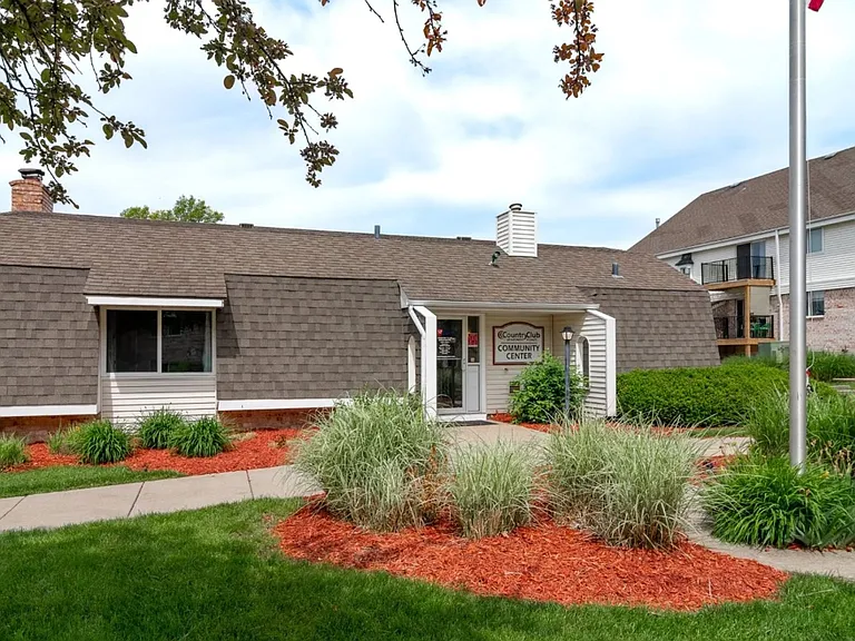 Country Club Lincoln — Photo 17