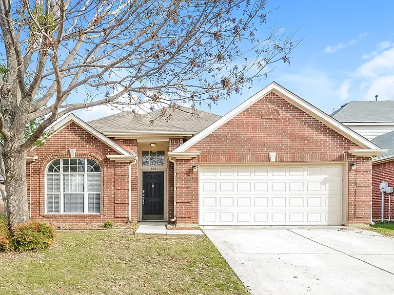 802 Lake Bridge Dr — Photo 1