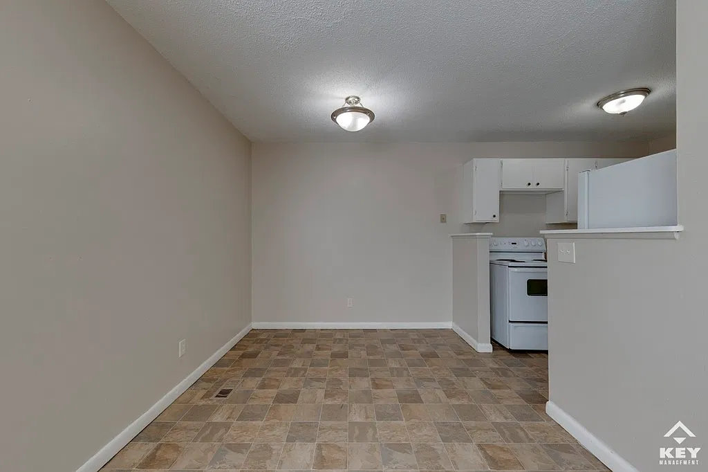 3 bed, 990 sqft, $850 — Photo 4
