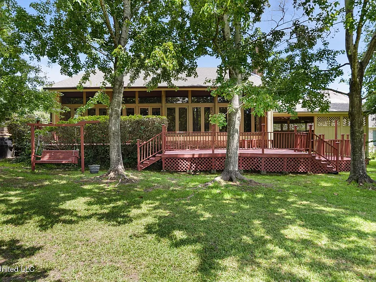 687 Oahu St — Photo 2