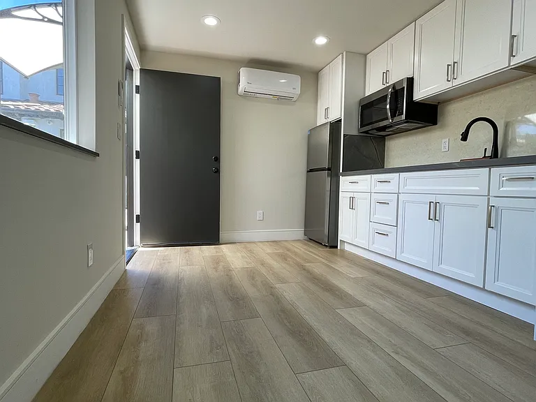 2525B Waverley St — Photo 10