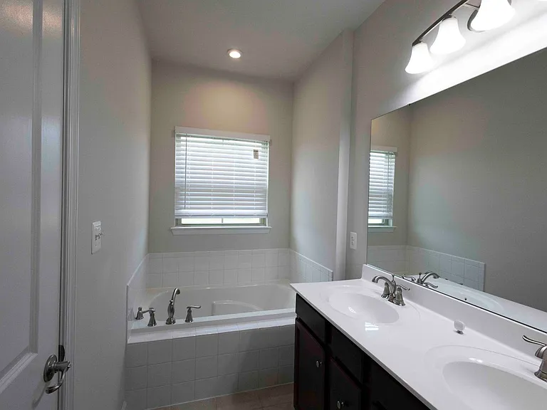 930 Dawes Ct — Photo 45