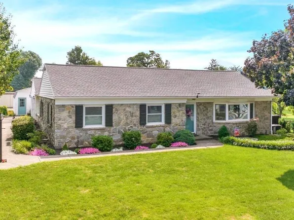 47 Queen Rd, Intercourse, PA 17529